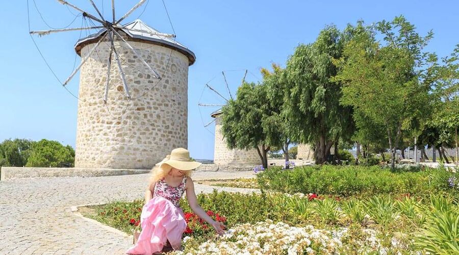 Karaburun Nergis Festivali ve Domatia Rum Köyü, Karina Sahili